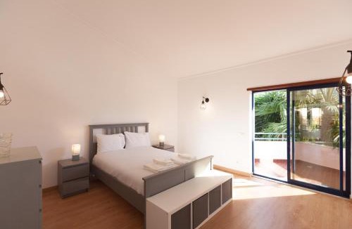 Charneca de Caparica e Sobreda House | FLH Caparica Town House with Pool