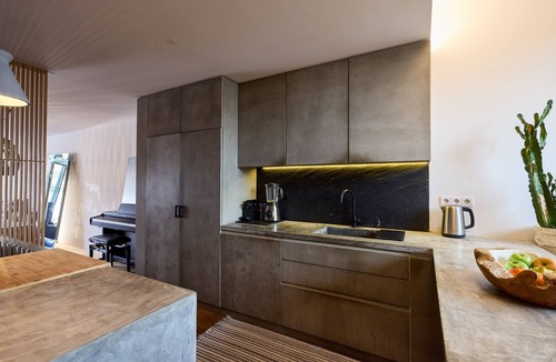 Vilarinha Ski Chalet | FLH Secluded Porto Haven with Pool