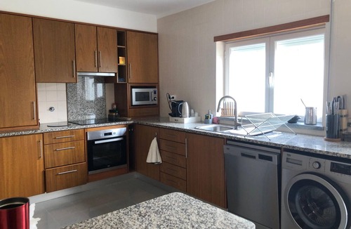 Lourinha House | Fully equipped house with a yard and barbecue, garage—6 km from the beaches