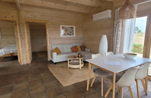 Azambuja Ski Chalet | Gemütliches Holzhaus 1 auf der Quinta Oak Tree Land mit Weitblick & Pool