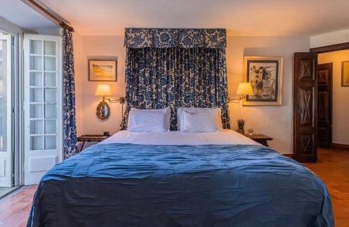 Sintra Bed & Breakfast | Giant Room in Sintra Center inside 17th century villa with snooker and patio