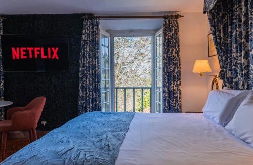 Sintra Bed & Breakfast | Giant Room in Sintra Center inside 17th century villa with snooker and patio