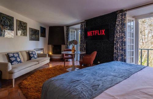 Sintra Bed & Breakfast | Giant Room in Sintra Center inside 17th century villa with snooker and patio