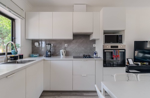 Charneca de Caparica e Sobreda Apartment | Holiday Apartment "Rebelsardine" with Shared Pool and Wi-Fi