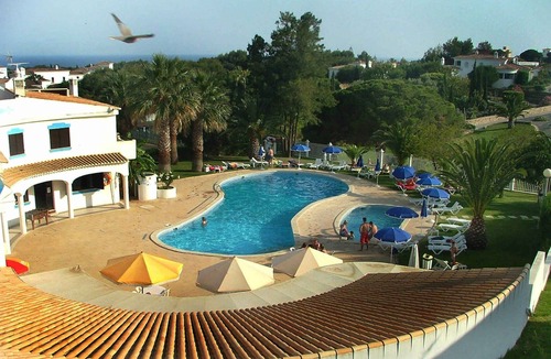 Alporchinhos Apartment | Holiday apartment with air conditioning, balcony, and pool