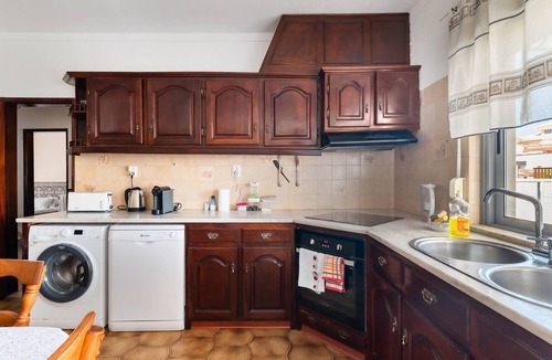 Charneca de Caparica e Sobreda House | Holiday Home 'Vivenda Alves' with Mountain View, Wi-Fi and Air Conditioning