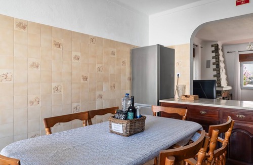 Charneca de Caparica e Sobreda House | Holiday Home 'Vivenda Alves' with Mountain View, Wi-Fi and Air Conditioning
