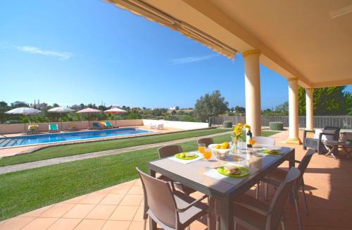 Caramujeira House | Holiday Home Alto da Rafoia by Interhome