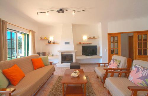 Caramujeira House | Holiday Home Alto da Rafoia by Interhome