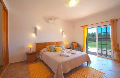 Caramujeira House | Holiday Home Alto da Rafoia by Interhome
