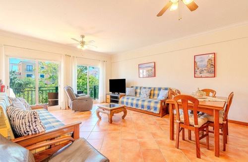 Pata de Baixo Apartment | Holiday Home 'Bragança Paradise' with Shared Pool, Wi-Fi and Air Conditioning