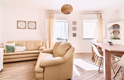 Olhao House | Holiday Home 'Caíque – Charming Stay in Olhão' with Private Terrace, Wi-Fi & Air Conditioning