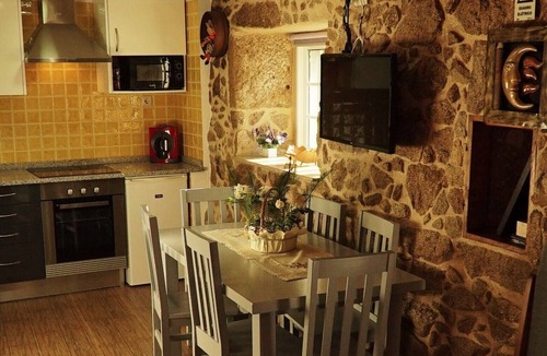 Vila Nova de Cerveira House | Holiday Home 'Cantinho Da Avó' with Mountain View, Private Terrace and Wi-Fi