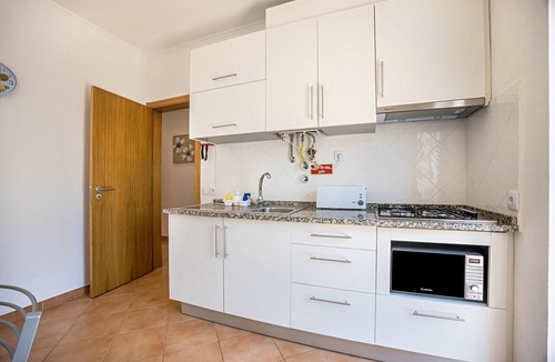 Burgau House | Holiday Home Casa Bege T2 with Shared Pool, Shared Garden, Terrace & Wi-Fi