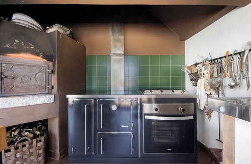 Gondomar House | Holiday Home 'Casa Chocolate' with Mountain Views, Private Pool and Wi-Fi