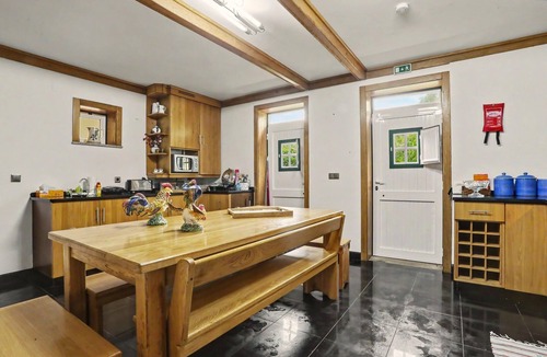 Vale de Cambra House | Holiday Home 'Casa Da Giesta' with Mountain View, Shared Terrace and Wi-Fi