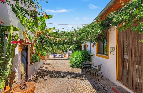 Sao Bras de Alportel House | Holiday Home 'Casa Ferrobo - Amy' with Shared Pool, Wi-Fi and Air Conditioning