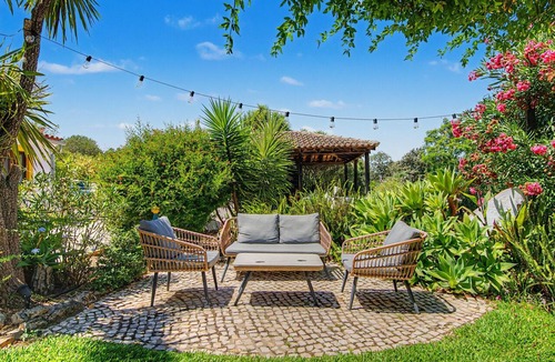 Sao Bras de Alportel House | Holiday Home 'Casa Ferrobo - Amy' with Shared Pool, Wi-Fi and Air Conditioning