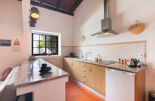 Sao Bras de Alportel House | Holiday Home 'Casa Ferrobo - Casa Emma' with Shared Pool, Wi-Fi and Air Conditioning