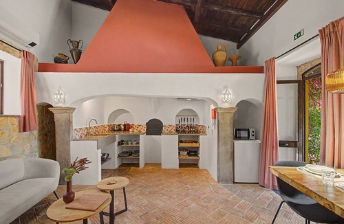 Sao Bras de Alportel House | Holiday Home 'Casa Ferrobo - Samantha' with Shared Pool, Wi-Fi and Air Conditioning