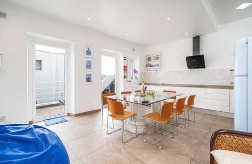 Portimao City Centre House | Holiday Home 'Casa Largo Da Mó' with Private Terrace, Wi-Fi and Air Conditioning
