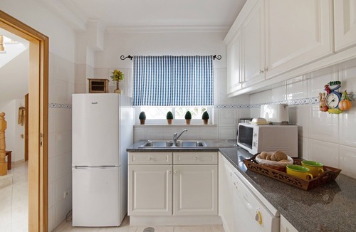 Areias de Sao Joao House | Holiday Home 'Casa Marisol Albufeira' close to the Beach with Shared Pool & Wi-Fi