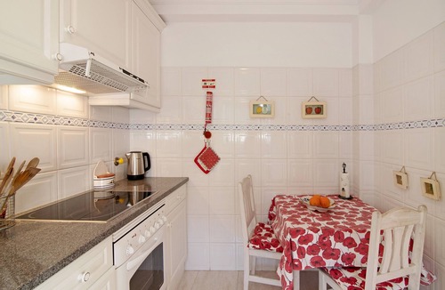 Areias de Sao Joao House | Holiday Home 'Casa Marisol Albufeira' close to the Beach with Shared Pool & Wi-Fi