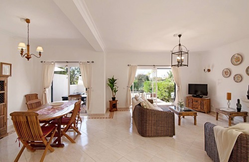 Areias de Sao Joao House | Holiday Home 'Casa Marisol Albufeira' close to the Beach with Shared Pool & Wi-Fi