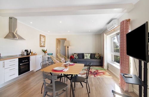 Valados House | Holiday Home "Casa no Campo" with Sea View, Shared Pool and Wi-Fi