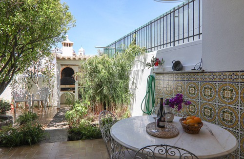 Tavira Apartment | Holiday Home “Casa Tangerina” with Garden & A/C