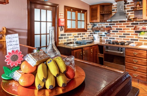Machico House | Holiday Home "Cayenne" with Sea View, Private Garden, and Wi-Fi