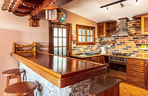 Machico House | Holiday Home "Cayenne" with Sea View, Private Garden, and Wi-Fi
