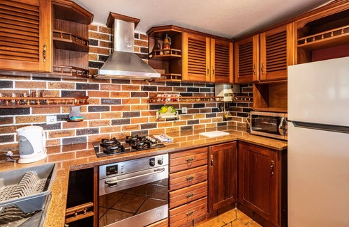 Machico House | Holiday Home "Cayenne" with Sea View, Private Garden, and Wi-Fi