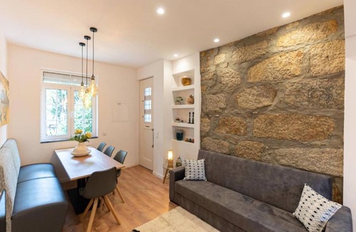 Lordelo do Ouro e Massarelos House | Holiday Home 'Dellarose Premium' with Private Terrace, Wi-Fi and Air Conditioning