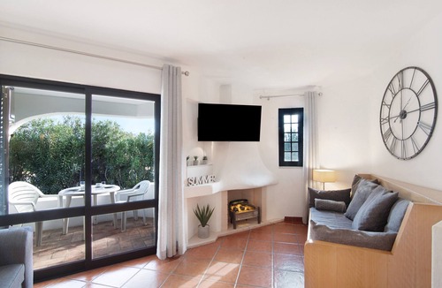 Alpouvar House | Holiday Home 'Ema Clube em Albufeira' with Pool, Wi-Fi and Air Conditioning