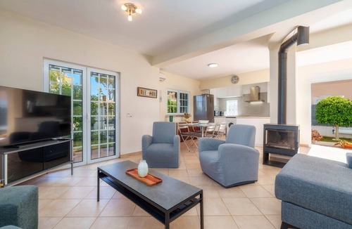 Quarteira House | Holiday Home 'Guatemala' with Private Pool, Wi-Fi and Air Conditioning