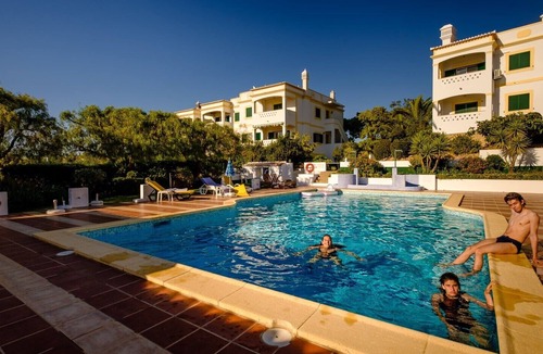Poco Partido House | Holiday Home 'Jo's Place' with Shared Pool, Private Terrace and Wi-Fi