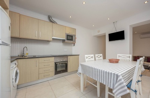 Alvor House | Holiday Home 'Lanzarote' with Private Terrace, Wi-Fi and Air Conditioning