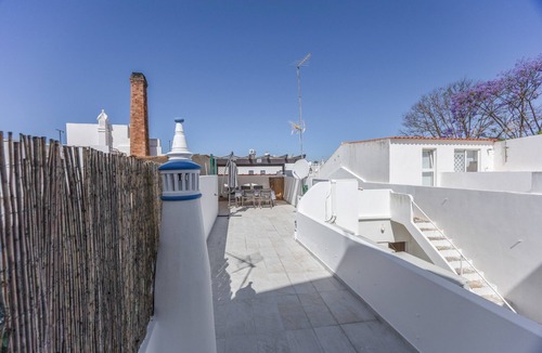 Alvor House | Holiday Home 'Lanzarote' with Private Terrace, Wi-Fi and Air Conditioning