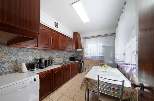 Olhao House | Holiday Home 'Linda' with Private Terrace, Wi-Fi and Air Conditioning