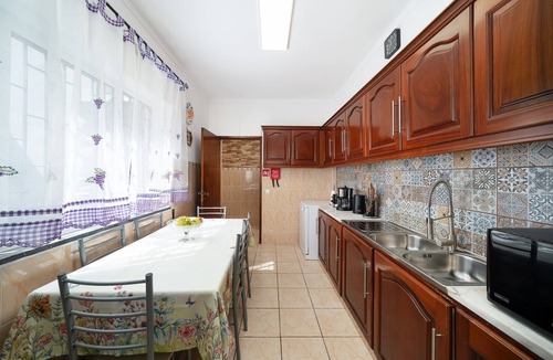 Olhao House | Holiday Home 'Linda' with Private Terrace, Wi-Fi and Air Conditioning