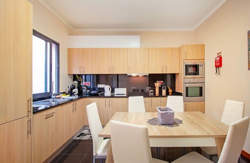 Santa Cruz House | Holiday Home "Moradia Casa Feliz" with Private Terraces & Wi-Fi