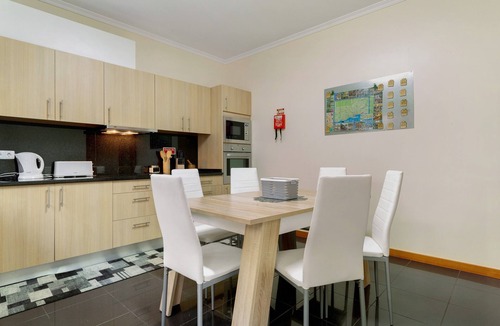 Santa Cruz House | Holiday Home "Moradia Casa Feliz" with Private Terraces & Wi-Fi