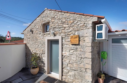 Fatima House | Holiday Home 'Palheiro Do Rei' with Shared Terrace, Wi-Fi and Air Conditioning