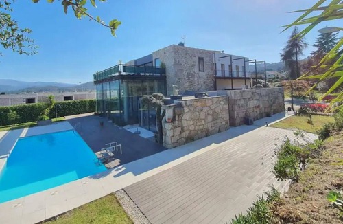 Britelo House | Holiday Home Quinta do Nascimento with Mountain View, Pool, Wi-Fi, A/C & Terrace