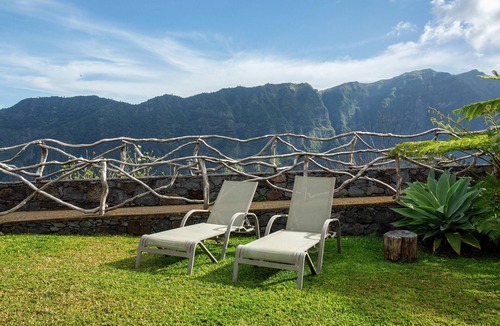 Sao Vicente House | Holiday Home 'Refugio Da Xamusca' with Mountain View, Wi-Fi and Air Conditioning