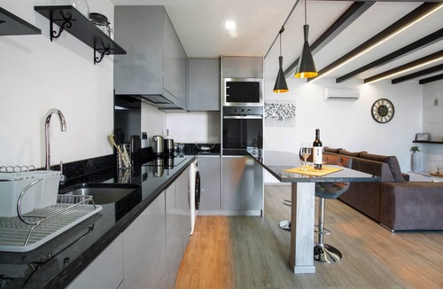 Calheta House | Holiday Home 'Refugio Do Lourinho' with Sea View, Wi-Fi and Air Conditioning