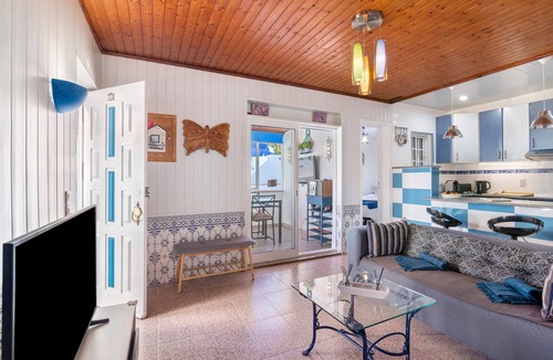 Alfanzina Apartment | Holiday Home 'Shellls Apartment' with Shared Terrace, Wi-Fi and Air Conditioning
