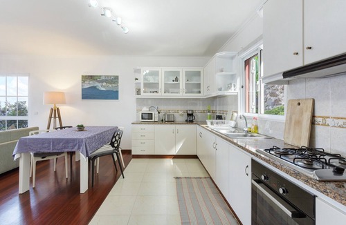 Calheta House | Holiday Home 'Slice Of Heaven- Dream' with Sea View, Shared Garden and Wi-Fi