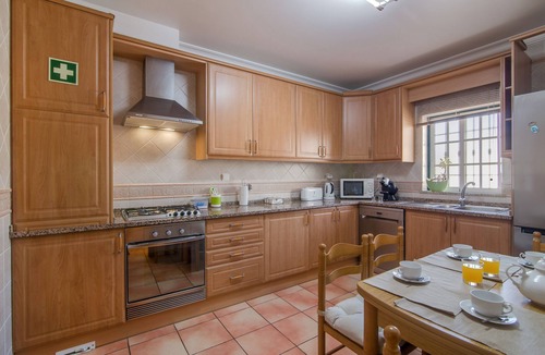 Albufeira House | Holiday Home 'Vila Rafaella' with Shared Pool, Wi-Fi and Air Conditioning